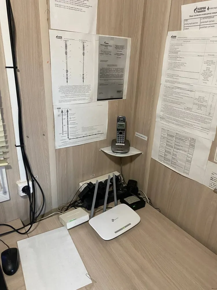 Рабочее место с DECT-телефоном и Wi‑Fi роутером на удалённом участке